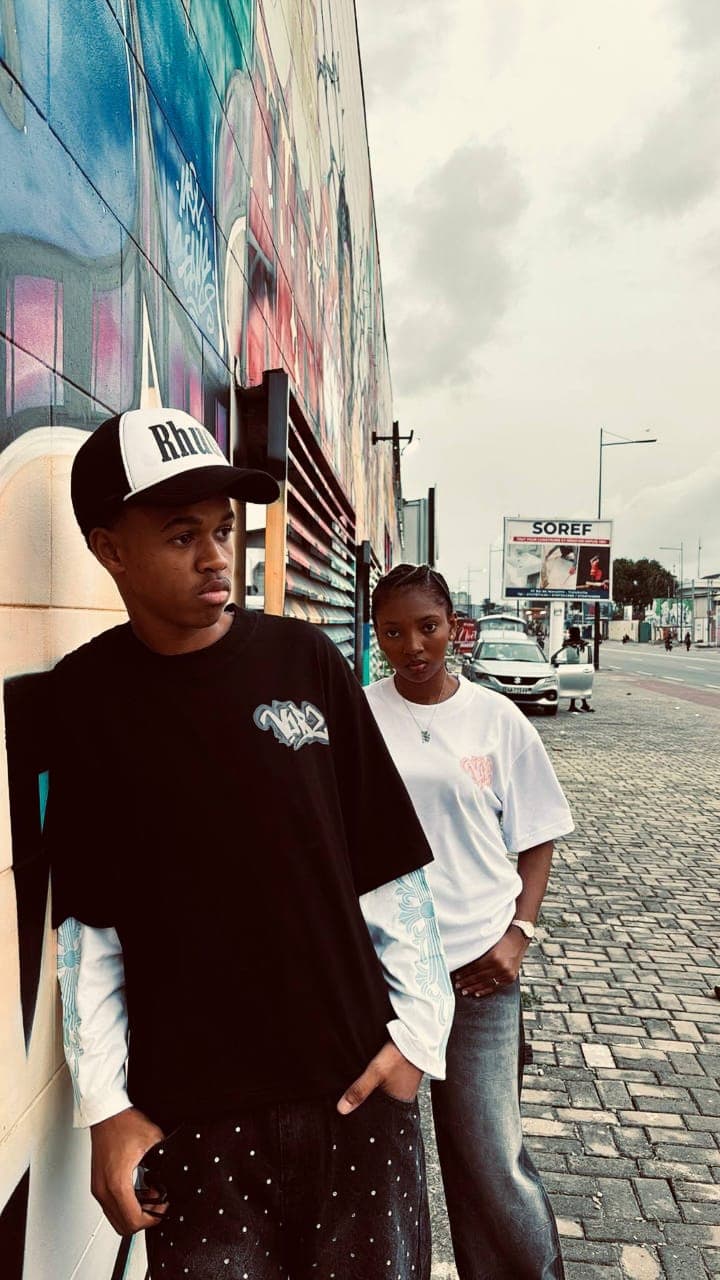Deux modèles en VIBZ devant un mur graffé