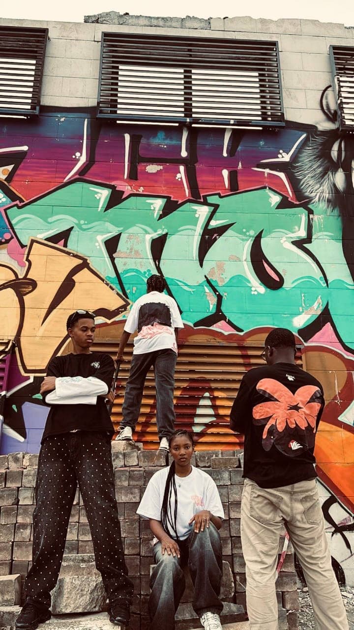 Groupe en VIBZ devant une fresque murale