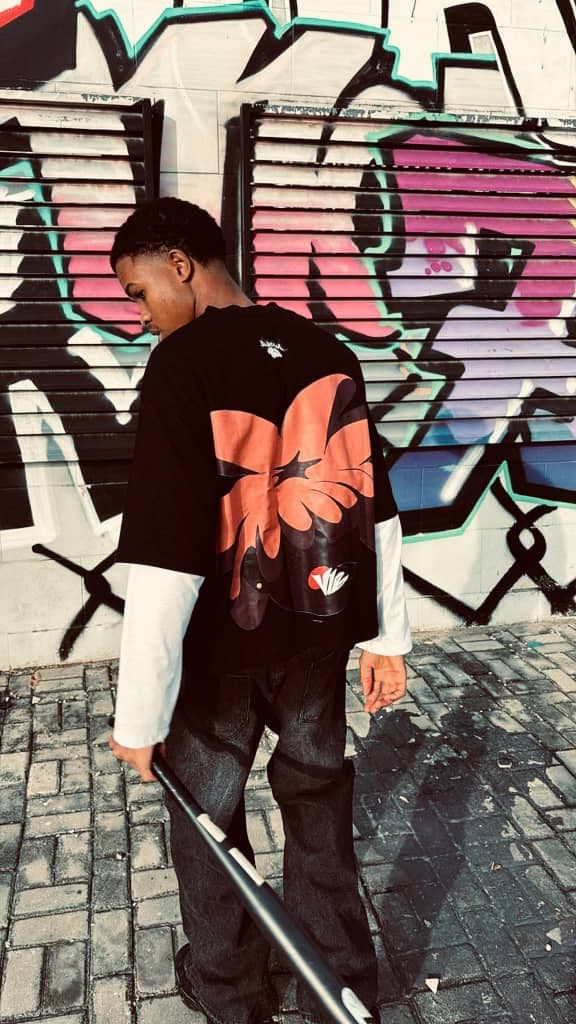 Modèle en Flower Tee, mur graffé