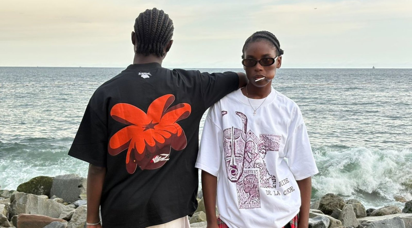 Campagne VIBZ — deux personnes face à l'océan