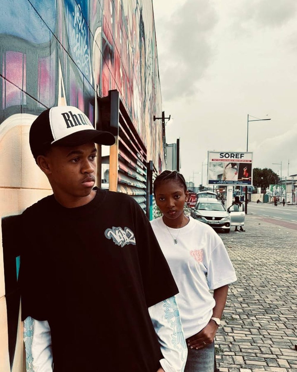 Deux personnes en tees VIBZ dans la rue